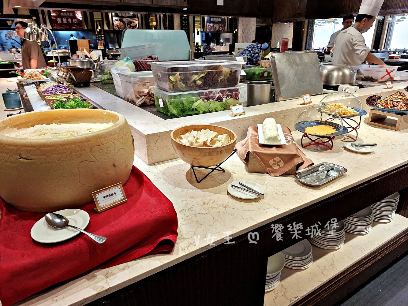 台中 潮港城太陽百匯 ll 魚市場海鮮直送讓你吃到最新鮮海鮮，多款海鮮料理任君挑選，台中吃到飽自助Buffet推薦