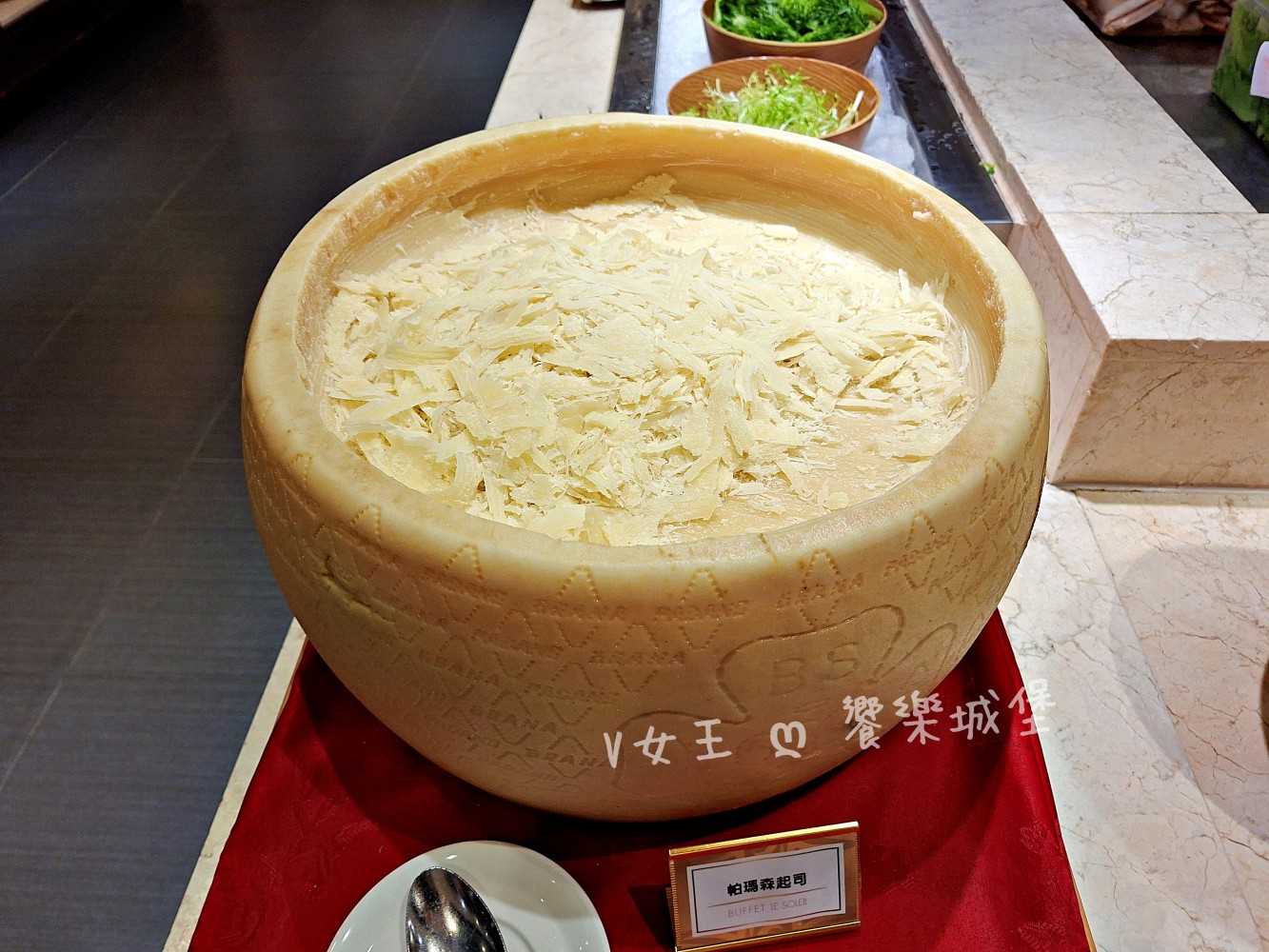 台中 潮港城太陽百匯 ll 魚市場海鮮直送讓你吃到最新鮮海鮮，多款海鮮料理任君挑選，台中吃到飽自助Buffet推薦