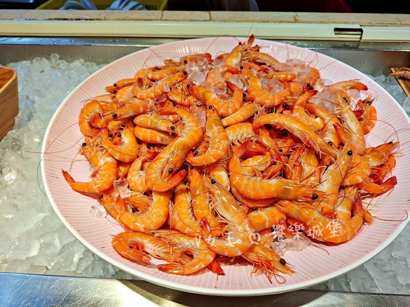 台中 潮港城太陽百匯 ll 魚市場海鮮直送讓你吃到最新鮮海鮮，多款海鮮料理任君挑選，台中吃到飽自助Buffet推薦