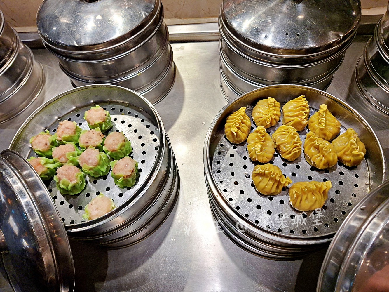 台中 潮港城太陽百匯 ll 魚市場海鮮直送讓你吃到最新鮮海鮮，多款海鮮料理任君挑選，台中吃到飽自助Buffet推薦