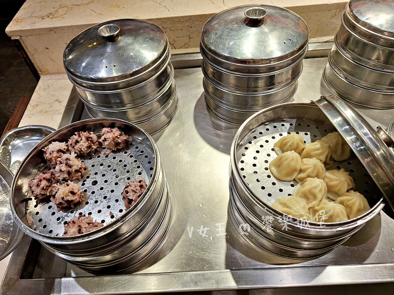 台中 潮港城太陽百匯 ll 魚市場海鮮直送讓你吃到最新鮮海鮮，多款海鮮料理任君挑選，台中吃到飽自助Buffet推薦