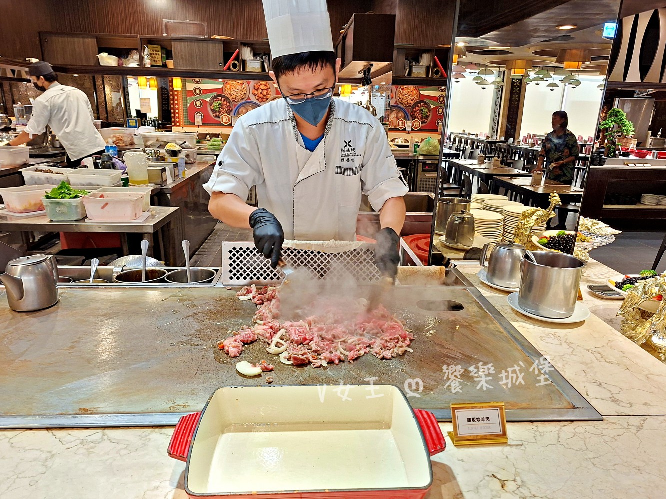台中 潮港城太陽百匯 ll 魚市場海鮮直送讓你吃到最新鮮海鮮，多款海鮮料理任君挑選，台中吃到飽自助Buffet推薦