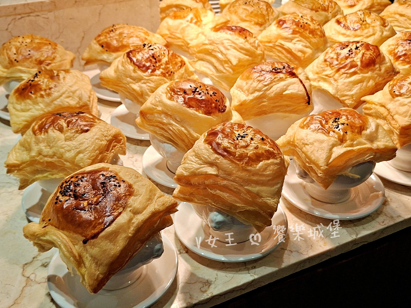台中 潮港城太陽百匯 ll 魚市場海鮮直送讓你吃到最新鮮海鮮，多款海鮮料理任君挑選，台中吃到飽自助Buffet推薦