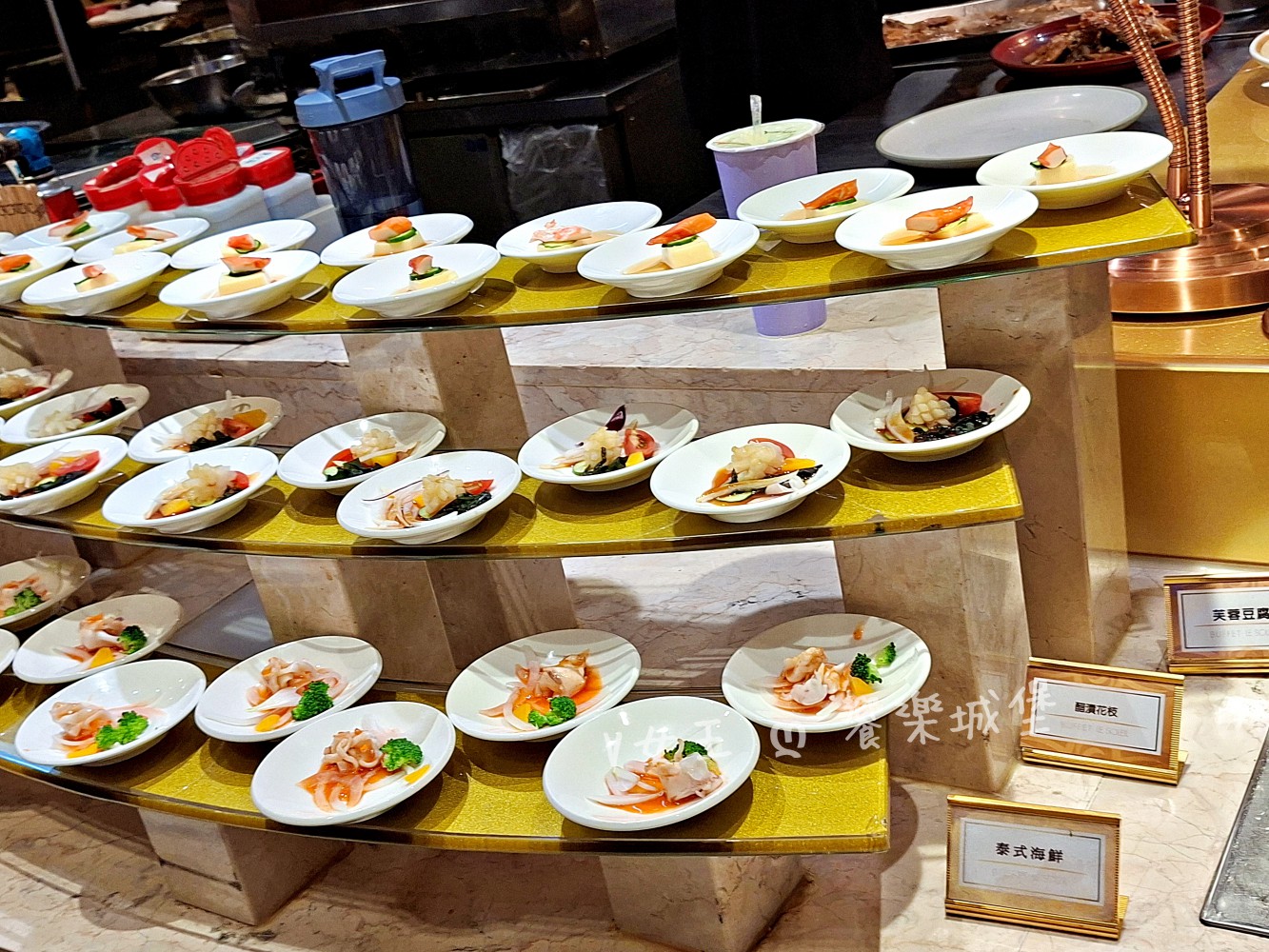 台中 潮港城太陽百匯 ll 魚市場海鮮直送讓你吃到最新鮮海鮮，多款海鮮料理任君挑選，台中吃到飽自助Buffet推薦