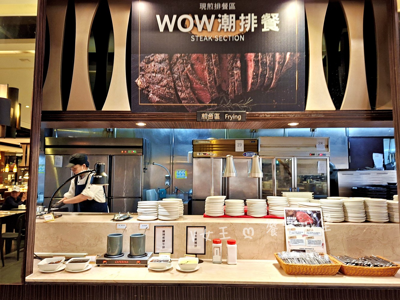 台中 潮港城太陽百匯 ll 魚市場海鮮直送讓你吃到最新鮮海鮮，多款海鮮料理任君挑選，台中吃到飽自助Buffet推薦