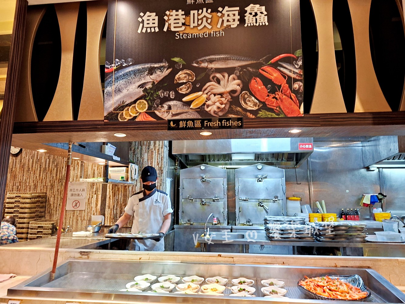 台中 潮港城太陽百匯 ll 魚市場海鮮直送讓你吃到最新鮮海鮮，多款海鮮料理任君挑選，台中吃到飽自助Buffet推薦