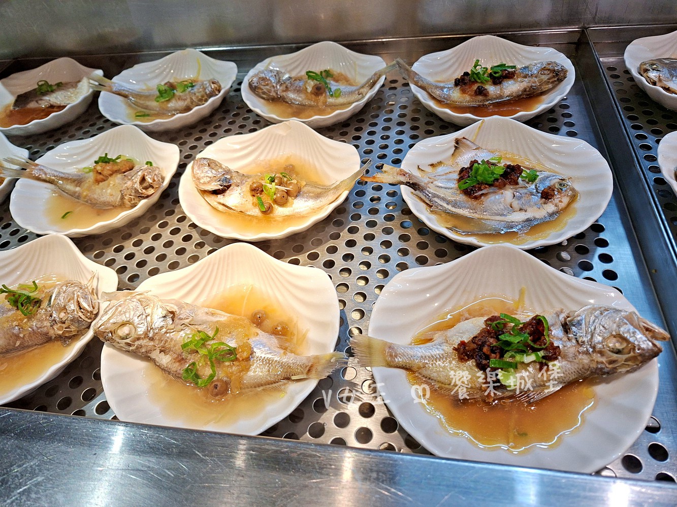 台中 潮港城太陽百匯 ll 魚市場海鮮直送讓你吃到最新鮮海鮮，多款海鮮料理任君挑選，台中吃到飽自助Buffet推薦