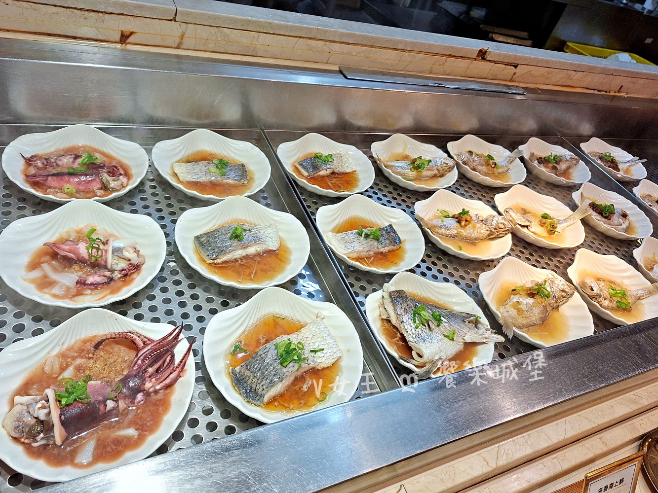 台中 潮港城太陽百匯 ll 魚市場海鮮直送讓你吃到最新鮮海鮮，多款海鮮料理任君挑選，台中吃到飽自助Buffet推薦