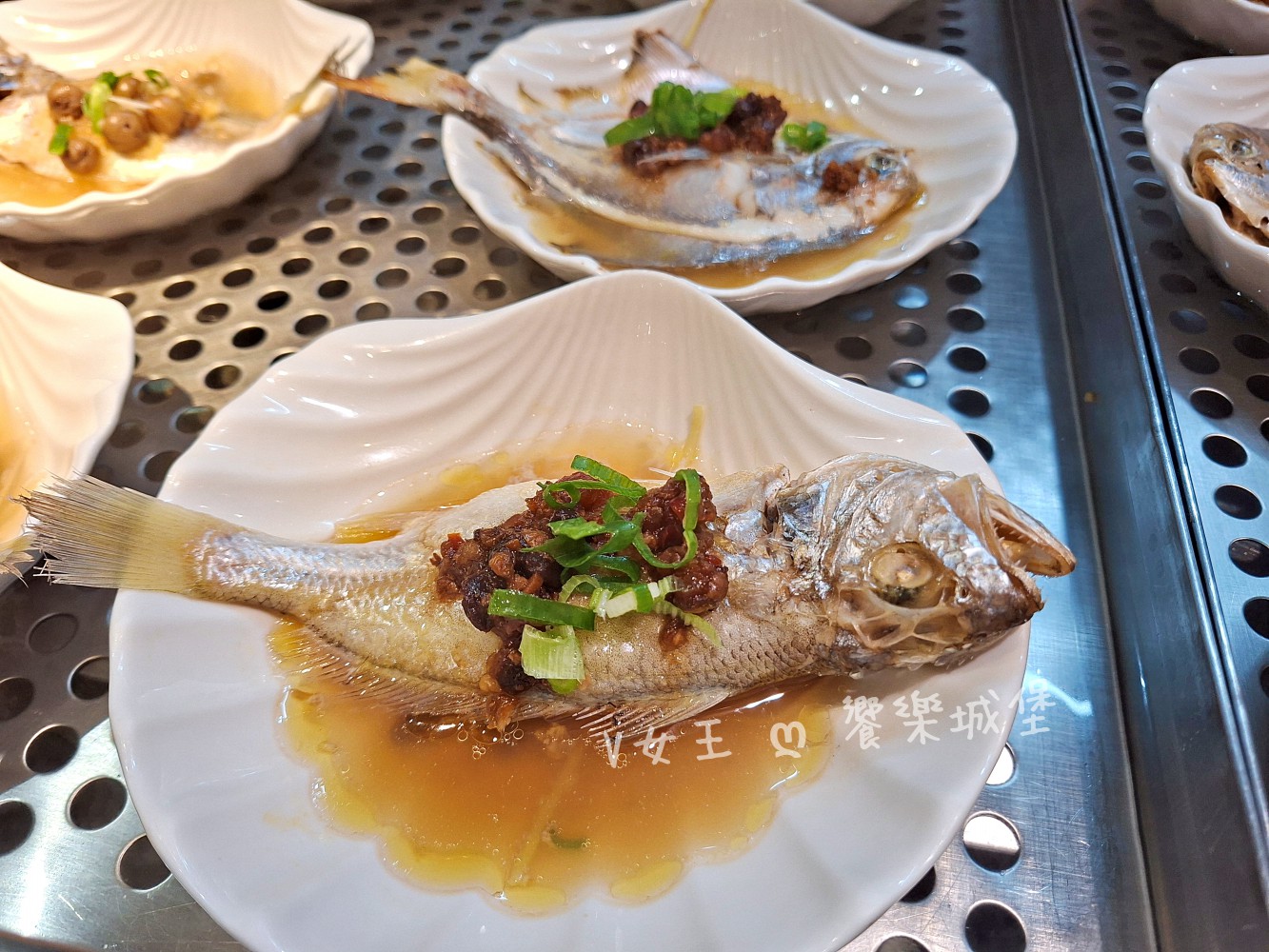 台中 潮港城太陽百匯 ll 魚市場海鮮直送讓你吃到最新鮮海鮮，多款海鮮料理任君挑選，台中吃到飽自助Buffet推薦