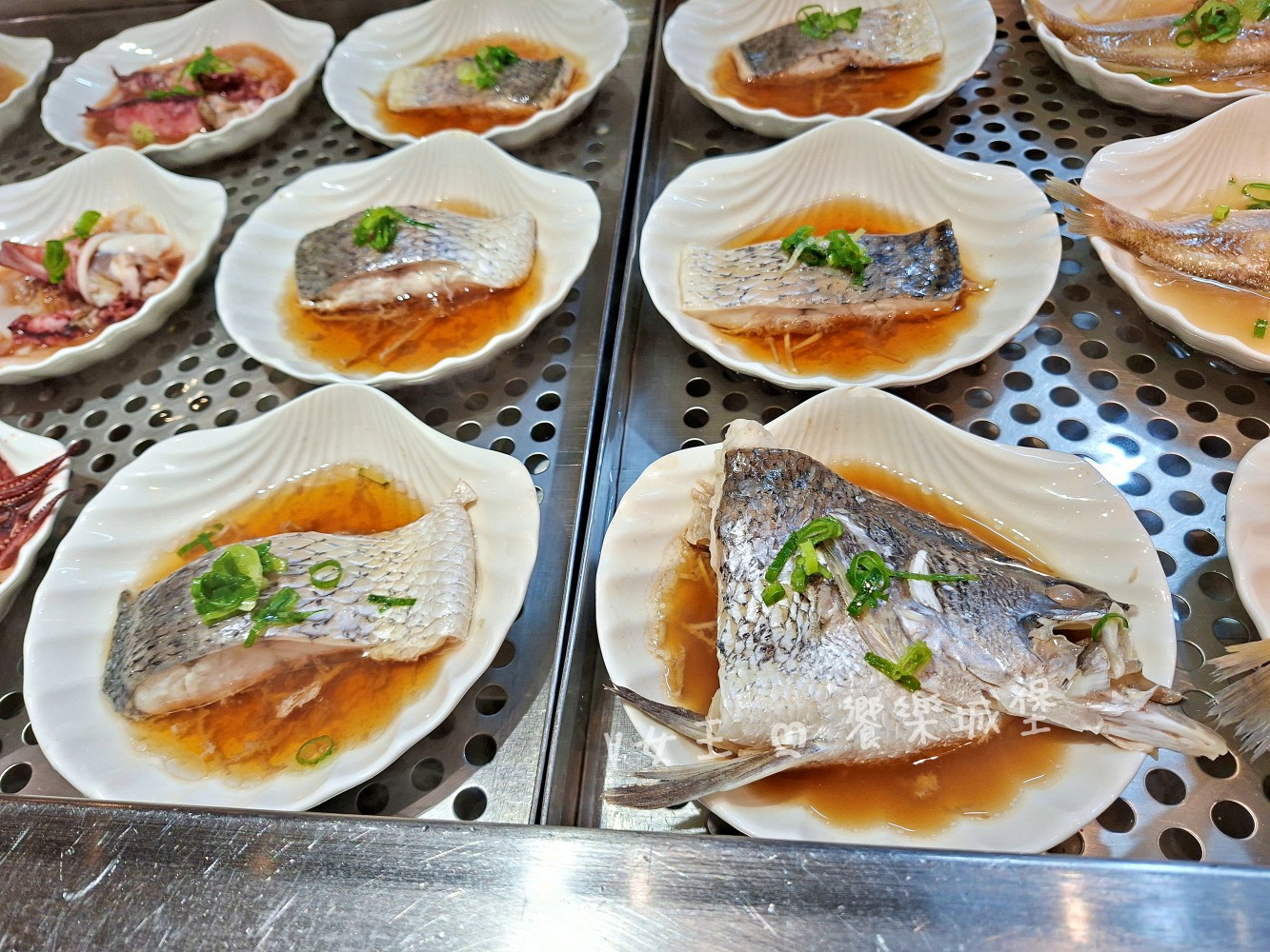 台中 潮港城太陽百匯 ll 魚市場海鮮直送讓你吃到最新鮮海鮮，多款海鮮料理任君挑選，台中吃到飽自助Buffet推薦