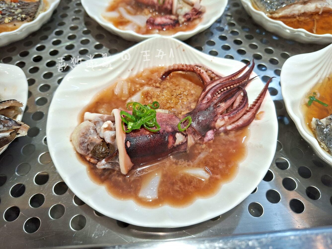 台中 潮港城太陽百匯 ll 魚市場海鮮直送讓你吃到最新鮮海鮮，多款海鮮料理任君挑選，台中吃到飽自助Buffet推薦