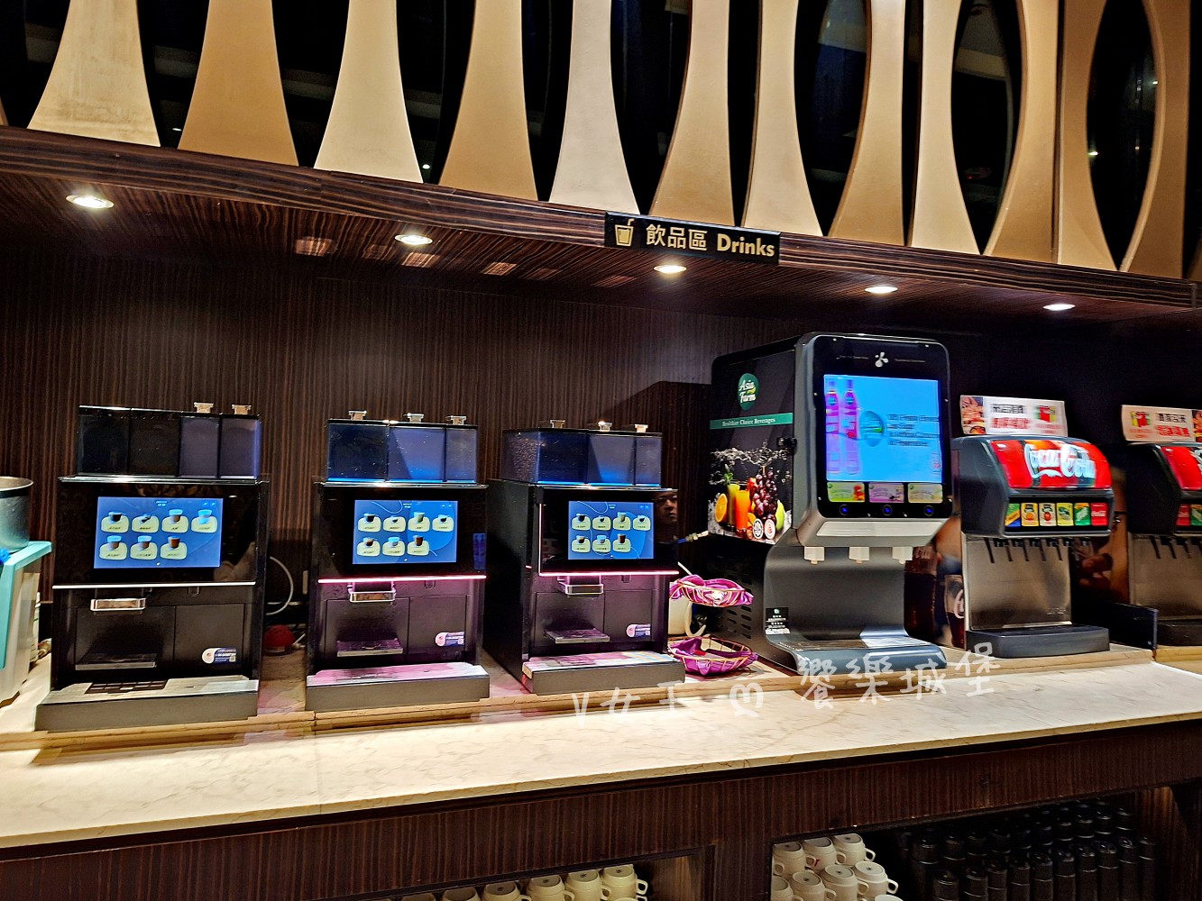 台中 潮港城太陽百匯 ll 魚市場海鮮直送讓你吃到最新鮮海鮮，多款海鮮料理任君挑選，台中吃到飽自助Buffet推薦