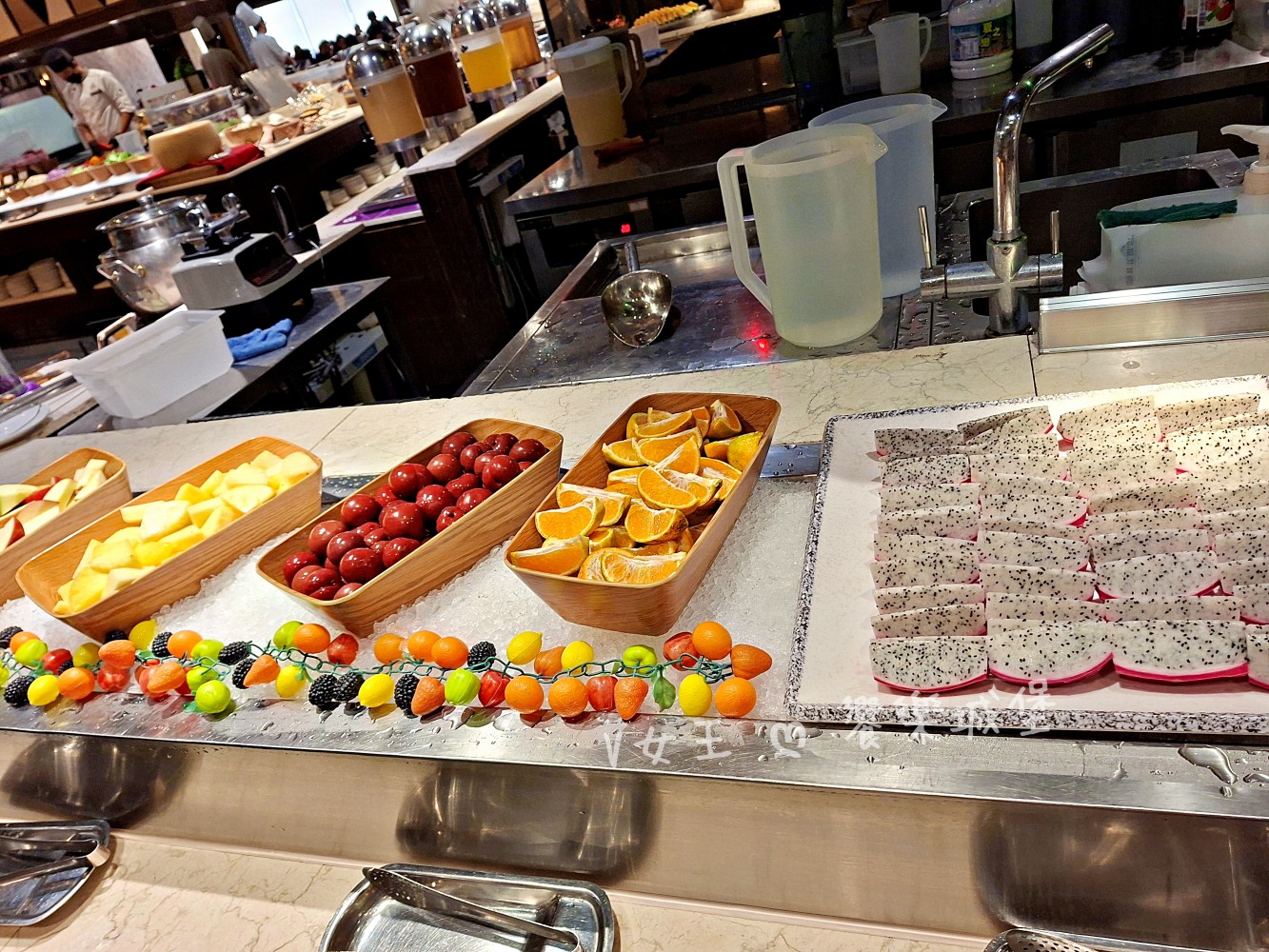 台中 潮港城太陽百匯 ll 魚市場海鮮直送讓你吃到最新鮮海鮮，多款海鮮料理任君挑選，台中吃到飽自助Buffet推薦