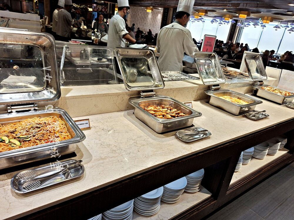 台中 潮港城太陽百匯 ll 魚市場海鮮直送讓你吃到最新鮮海鮮，多款海鮮料理任君挑選，台中吃到飽自助Buffet推薦