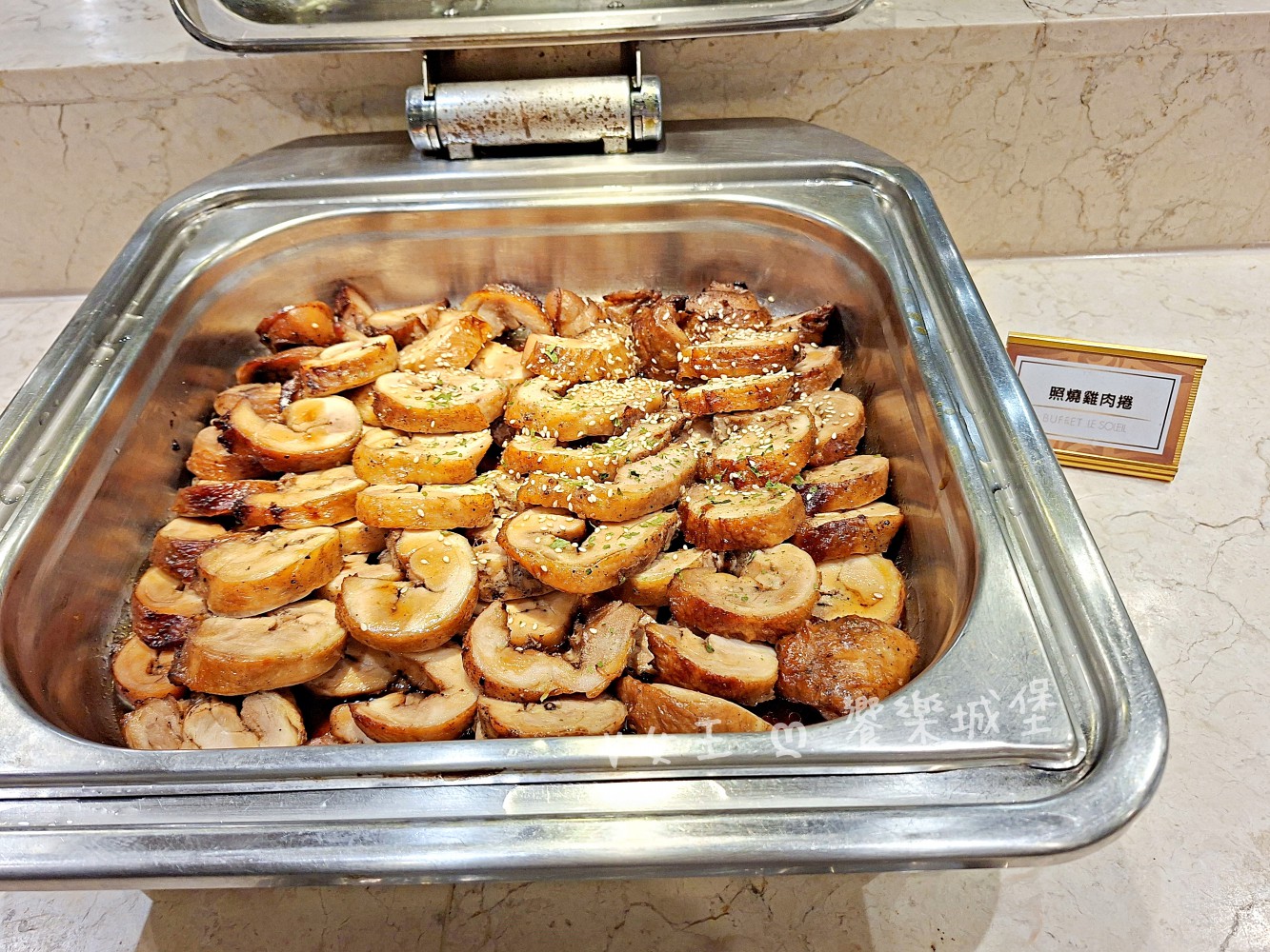 台中 潮港城太陽百匯 ll 魚市場海鮮直送讓你吃到最新鮮海鮮，多款海鮮料理任君挑選，台中吃到飽自助Buffet推薦