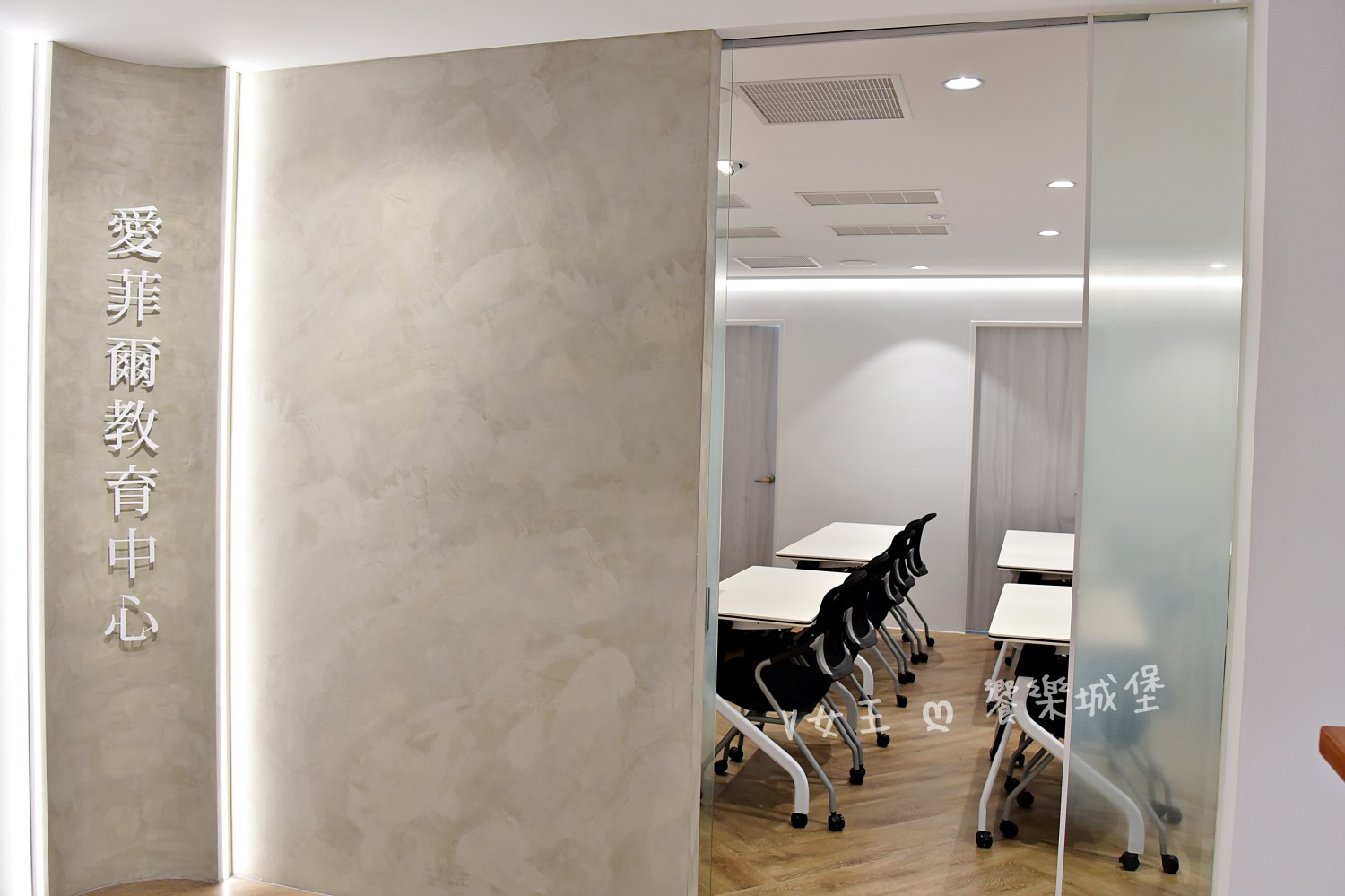 中壢 愛菲爾牙醫診所 ll 以「善與美學」的理念，將美感與尖端牙科技術結合，溫馨的看診環境專業的技術，讓你看牙不再緊張，打造出自信的笑容