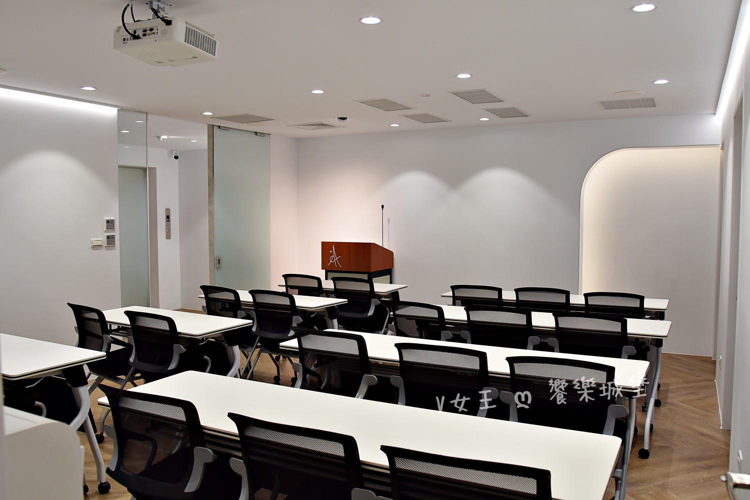 中壢 愛菲爾牙醫診所 ll 以「善與美學」的理念,將美感與尖端牙科技術結合,溫馨的看診環境專業的技術,讓你看牙不再緊張,打造出自信的笑容 - 第8張圖 中壢 愛菲爾牙醫診所 ll 以「善與美學」的理念,將美感與尖端牙科技術結合,溫馨的看診環境專業的技術,讓你看牙不再緊張,打造出自信的笑容