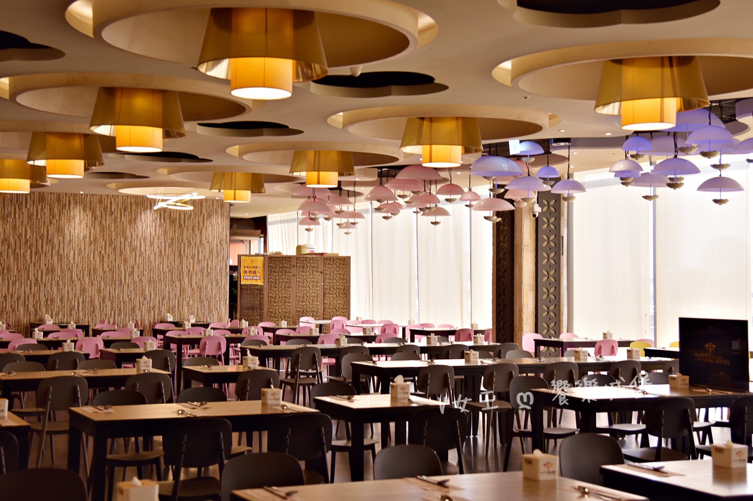 台中 潮港城太陽百匯 ll 魚市場海鮮直送讓你吃到最新鮮海鮮，多款海鮮料理任君挑選，台中吃到飽自助Buffet推薦