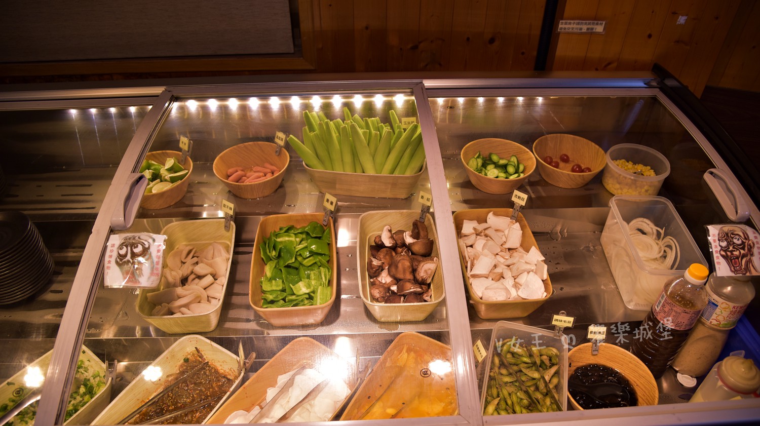 我就厲害江翠珍饌店 ll 炭火燒烤、火鍋任你點，百樣食材吃到飽，哈根達斯、酷聖石COLD STONE、BAR啤酒暢飲， 2小時內任你吃到飽